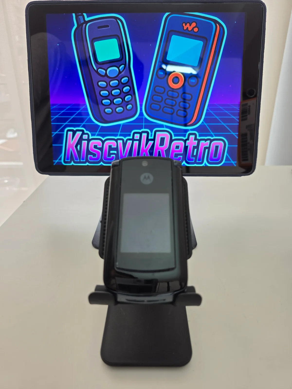 Motorola V8 — cerrado, vista frontal