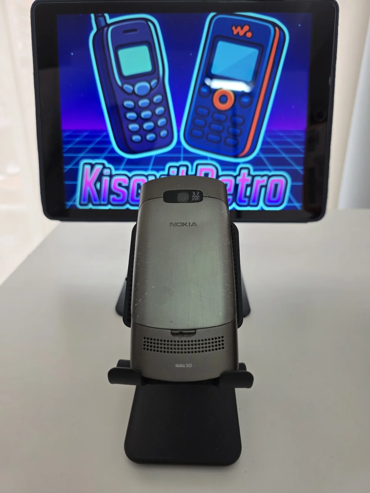 Nokia Asha 303 — vista trasera