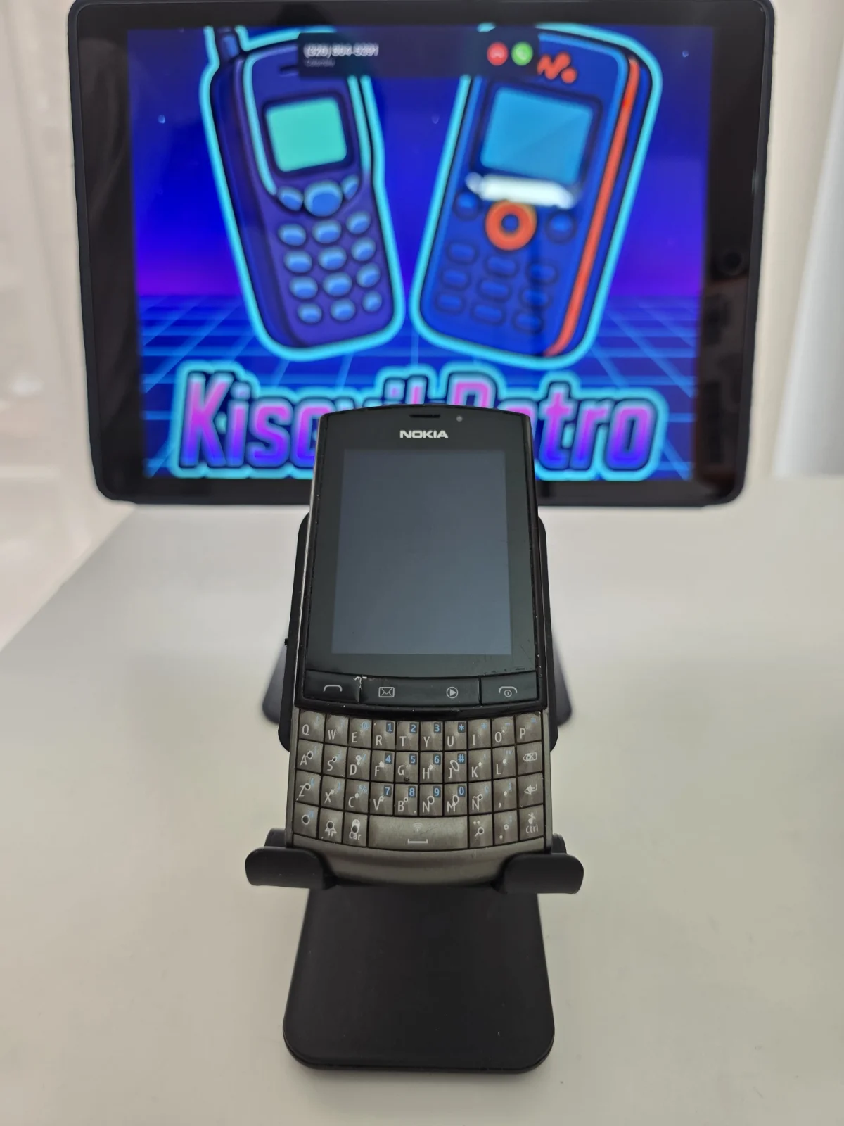 Nokia Asha 303 — vista frontal