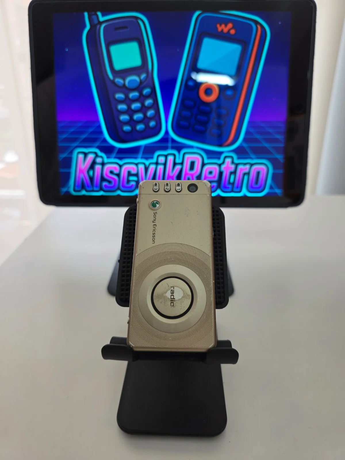 Sony Ericsson R302 — vista trasera