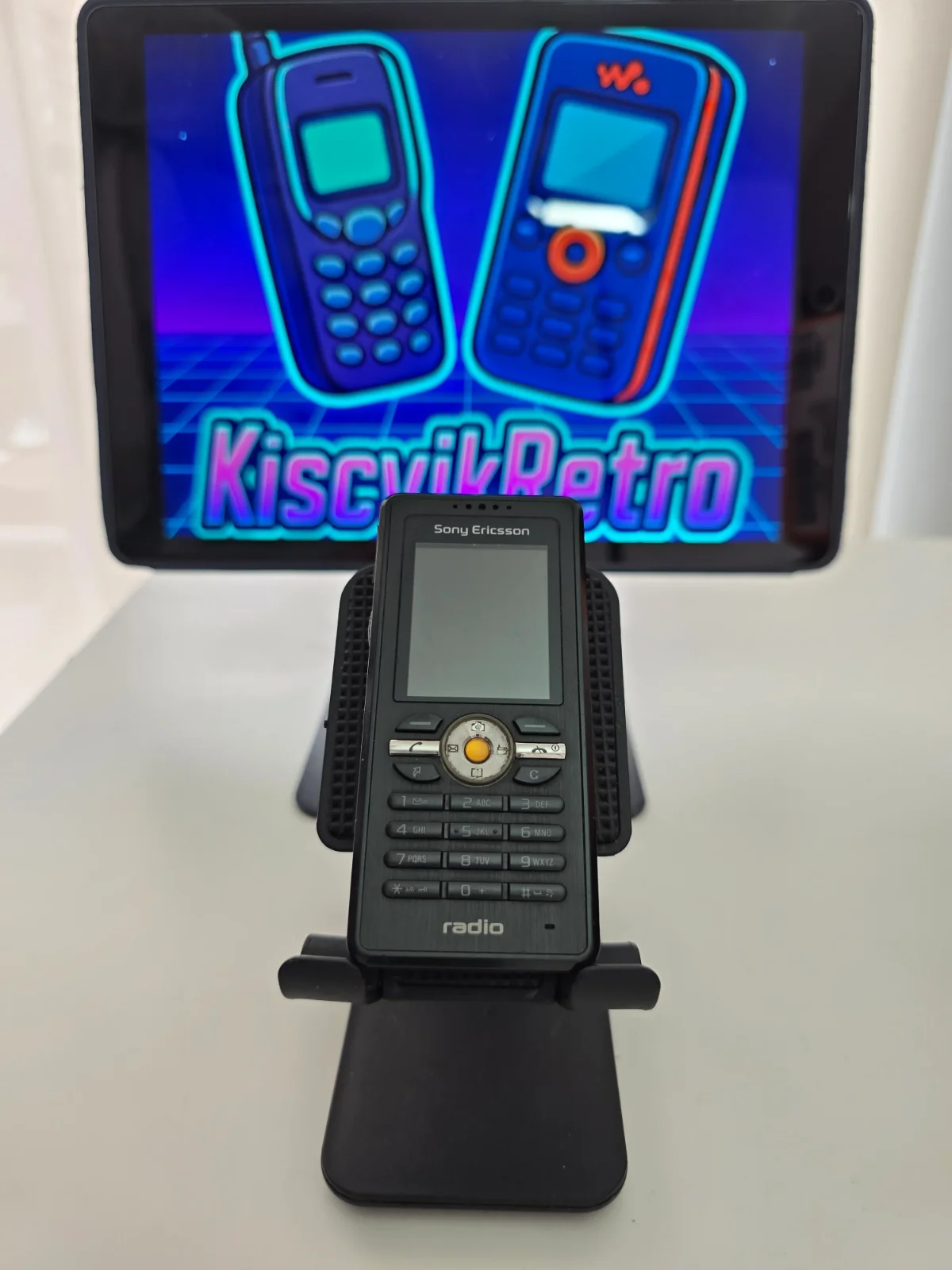 Sony Ericsson R302 — vista frontal